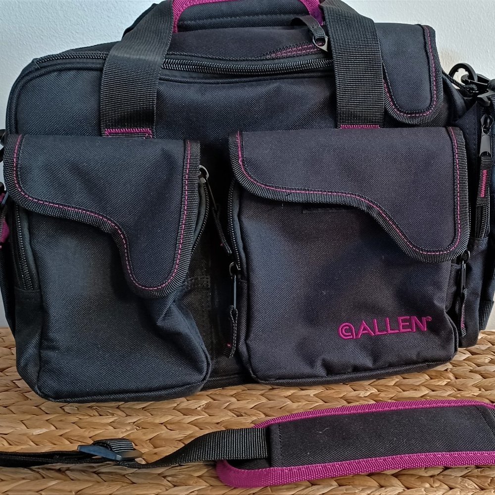 ALLEN ladies gun range bag  NWOT.       Black and pink.